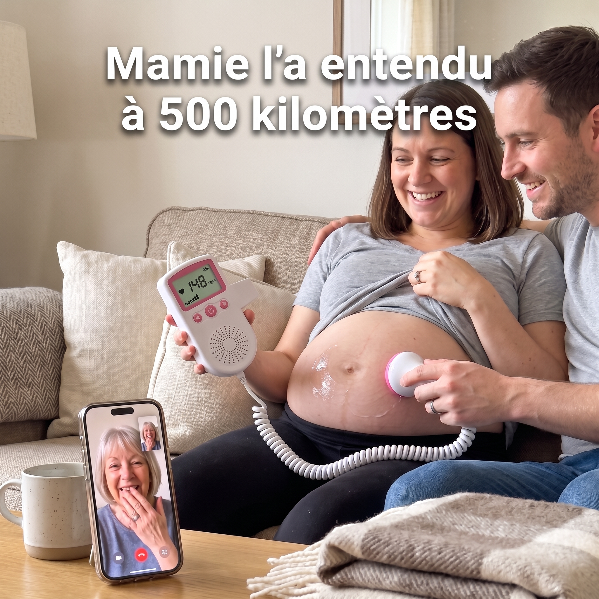 Couple qui fait écouter le cœur de bébé à mamie en visio