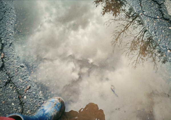 Photo prise par un enfant : une flaque d'eau sur le trottoir
